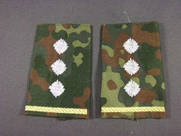 Rangschlaufen Hauptmann weiß auf Flecktarn mit Waffenfarbe Fernmeldetruppe - zitronengelb