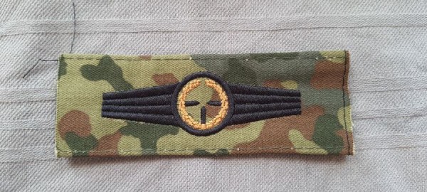 Tätigkeitsabzeichen, Scharfschütze bronze / schwarz auf flecktarn Präzisionsschütze