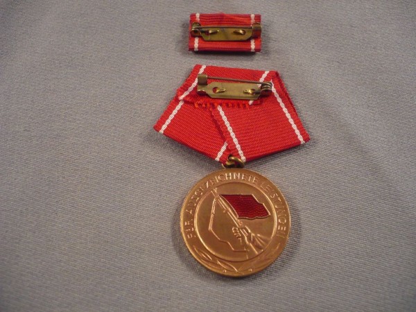 Medaille für ausgezeichnete Leistungen in den Kampfgruppen der Arbeiterklasse in Gold