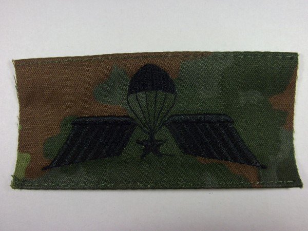 Fallschirmspringerabzeichen NL schwarz auf Flecktarn maschinengestickt, mit Stern