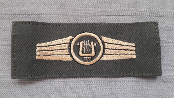 Tätigkeitsabzeichen Militärmusikpersonal, bronze auf oliv maschinengestickt
