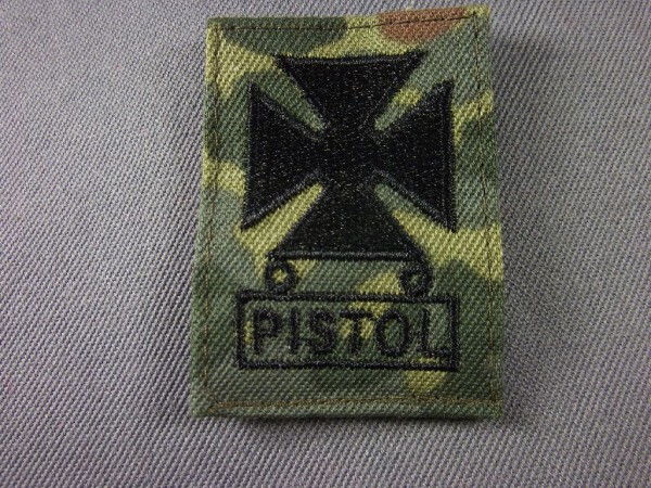 Marksmanabzeichen mit Qbar Pistol, schwarz maschinengestickt auf Flecktarn