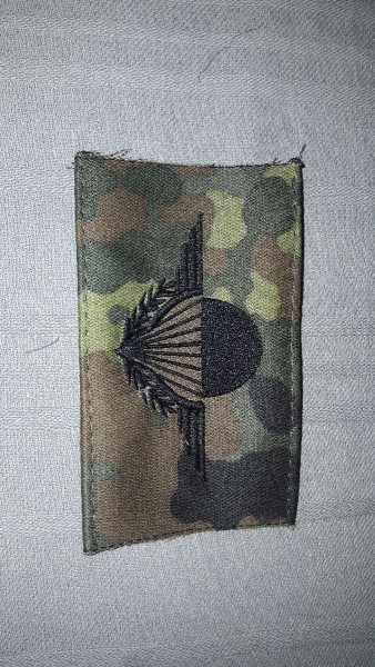 Fallschirmspringerabzeichen FR schwarz auf Flecktarn maschinengestickt, ohne Stern