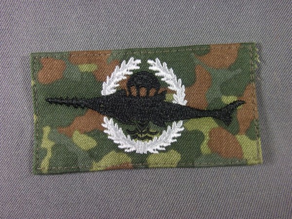 Tätigkeitsabzeichen, Kampfschwimmer silber/ schwarz auf flecktarn maschinengestickt, große Ausführung