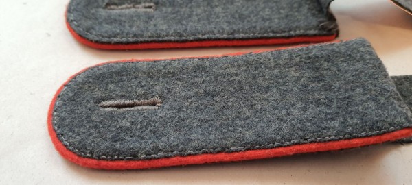 Schulterklappen Mannschaften, blaugrau mit roter Paspel, ältere Fertigung