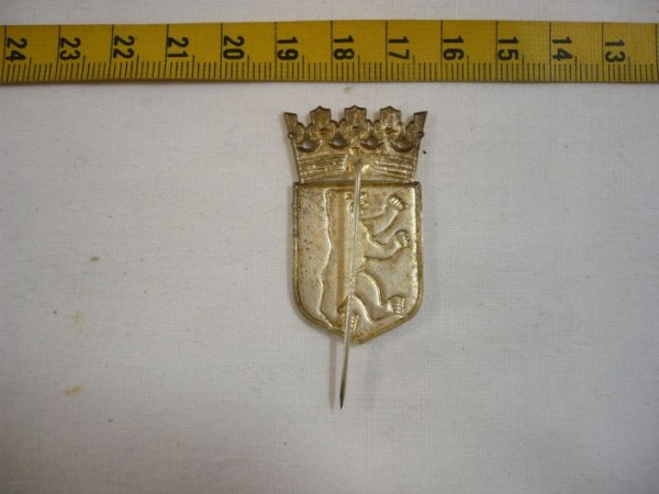 Berlin: Mützenabzeichen, Polizei Berlin, Wappen 40mm an langer Nadel
