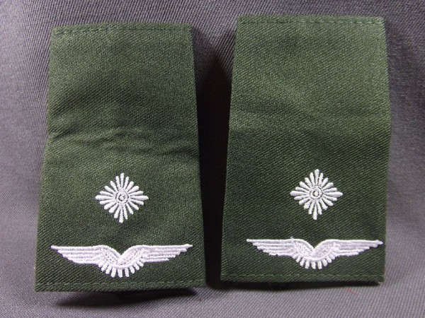 Rangschlaufen Leutnant weiß auf oliv mit Schwinge