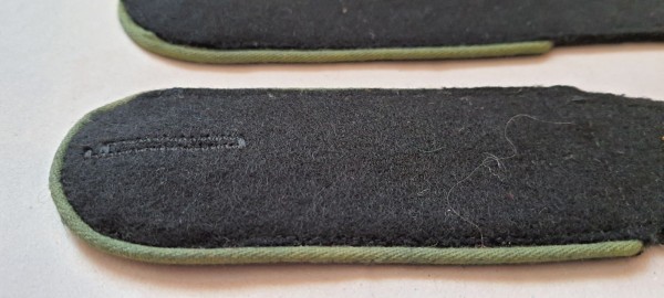 Schulterklappen Mannschaften, schwarz mit grüner Paspel