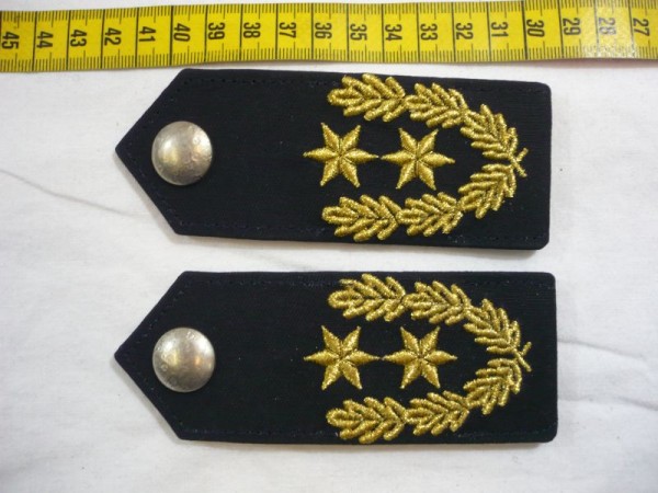 Allgemein: Schulterklappen Polizei blau, 2 Sterne gold und 6 Eichenlaube gold- oben offen, Druckknopf silber geätzt