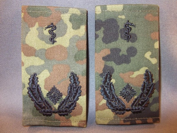 Rangschlaufen, Oberstabsarzt, schwarz auf Flecktarn, Human Medizin
