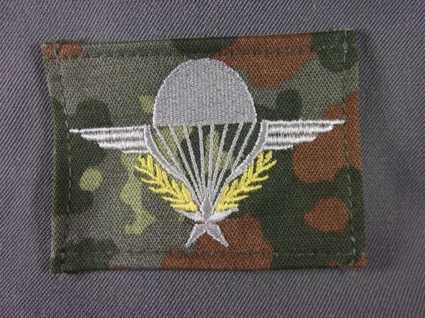 Fallschirmspringerabzeichen FR bunt auf Flecktarn maschinengestickt, mit Stern