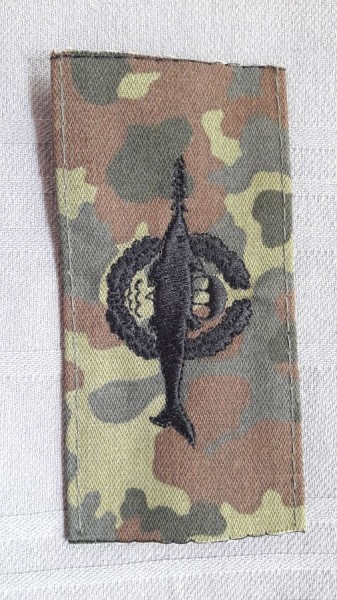 Tätigkeitsabzeichen Kampfschwimmer schwarz maschinengestickt auf flecktarn klein