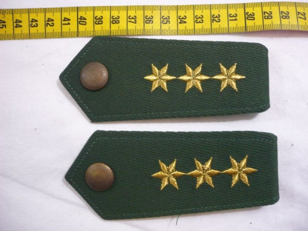 Allgemein: Schulterklappen Polizei grün, 3 Sterne gold, Druckknopf altgold gekörnt