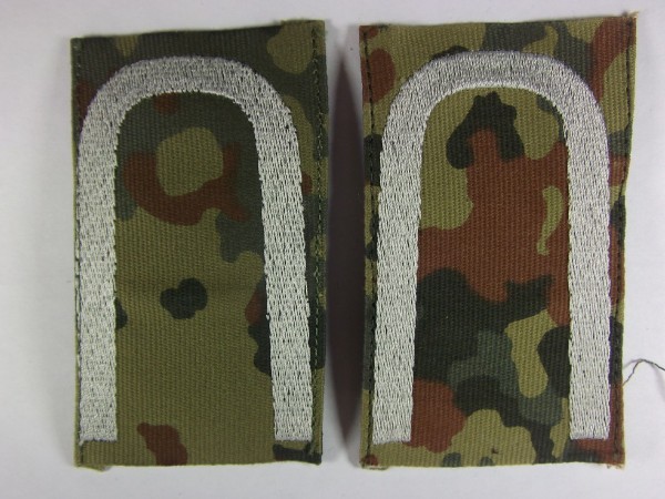 Rangschlaufen Unteroffizier weiß auf Flecktarn mit Klett