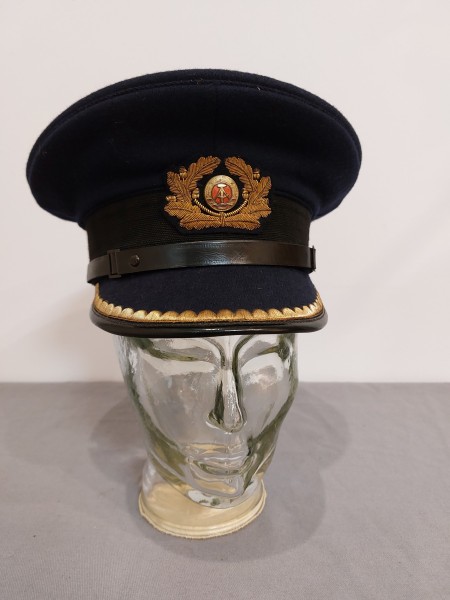 DDR Schirmmütze - Volksmarine - Kapitänleutnant Größe 52 von 1965 mit gestickter Kokarde