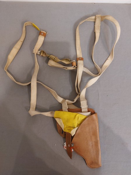 DDR Holster Schulterholster für Makarov Braun mit gelben Deckel - Original