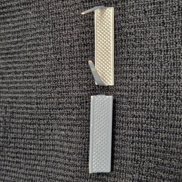 Schulterklappenauflage Gefreiter, Metall grau lackiert
