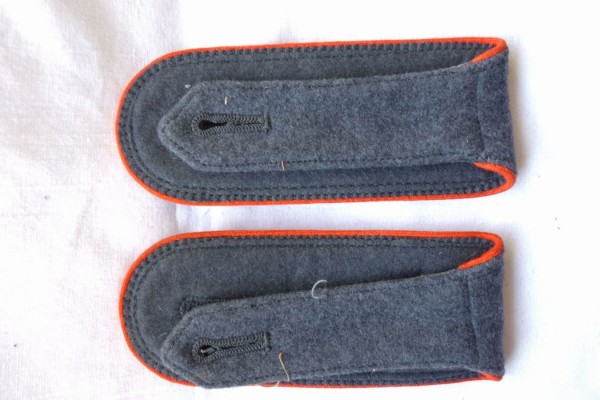 Schulterklappen, Hauptgefreiter Heeresflugabwehr dunkel grau mit Lasche für Mantel