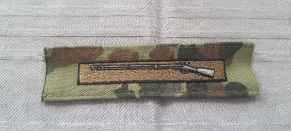 Brustabzeichen, Combat Infantry Badge- Expert Infantry, schwarz/grün auf Flecktarn maschinengestickt