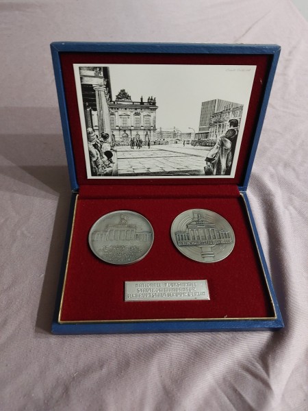 DDR Ehrengeschenk NVA der Stadtkommandantur der Hauptstadt der DDR Berlin