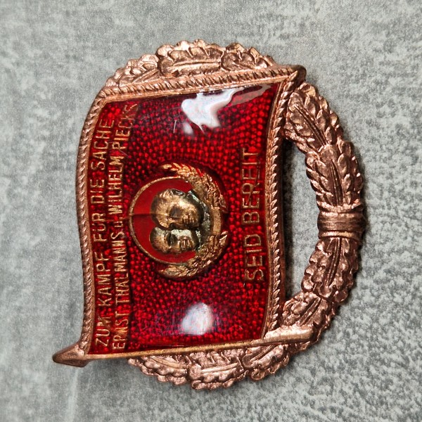 Zum Kampf für die Sache E.Thälmanns u. P.Pieck in Bronze