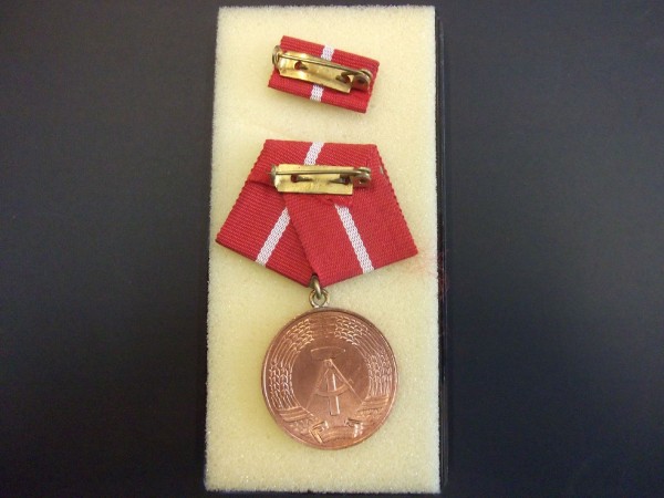 Medaille für treue Dienste in den Kampfgruppen der Arbeiterklasse, in Bronze Bild ist ein Muster !!!!