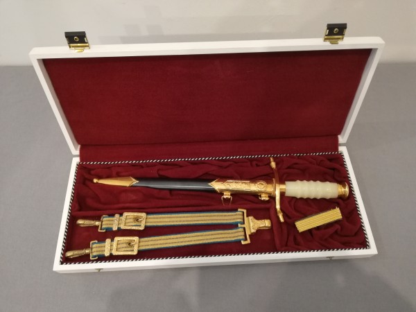 DDR Generalsdolch Luftstreitkräfte mit Gehänge u. Hänger im weißen Etui