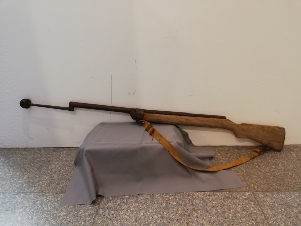 DDR NVA - Fecht MPi - Holzgewehr bzw. Trainingsgewehr der NVA, mit Teleskopa