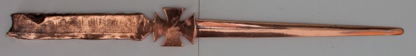 Brieföffner hergestellt aus einem Führungsring: Zwischen Griff und Klinge ein Eisernes Kreuz   