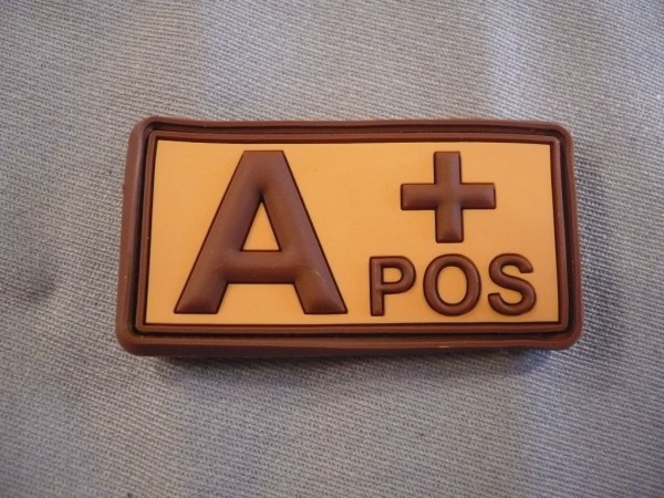 Blutgruppen Abzeichen A+ POS, braun auf khaki Gummi mit Klett