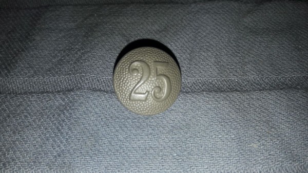Knopf 19mm feldgrau gekörnt Zahl " 25 " mit RZM M 5/71