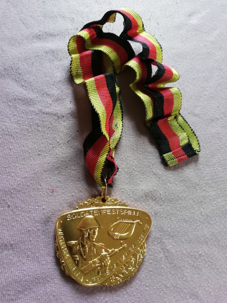 DDR Siegermedaille Soldatenfestspiele Wachregiment Berlin Feliks Dzierzynski des MfS in Gold-