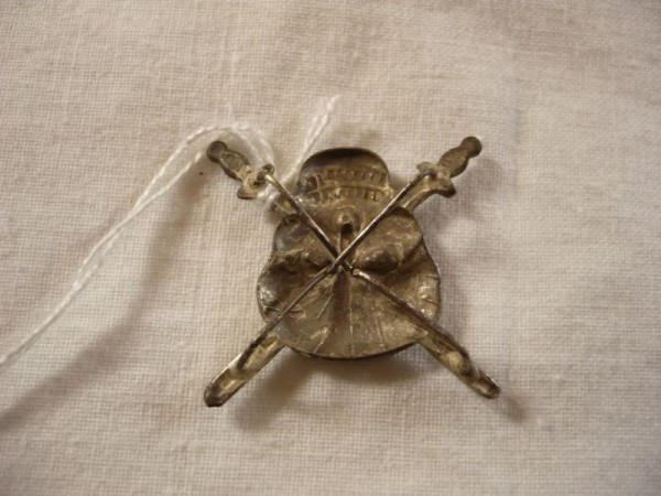 Totenkopf mit gekreuzten Schwertern, Mützen- oder Schulterklappenabzeichen