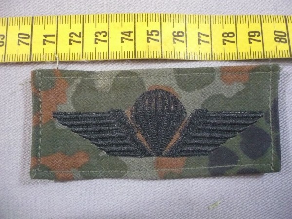 Fallschirmspringerabzeichen DK schwarz auf Flecktarn maschinengestickt