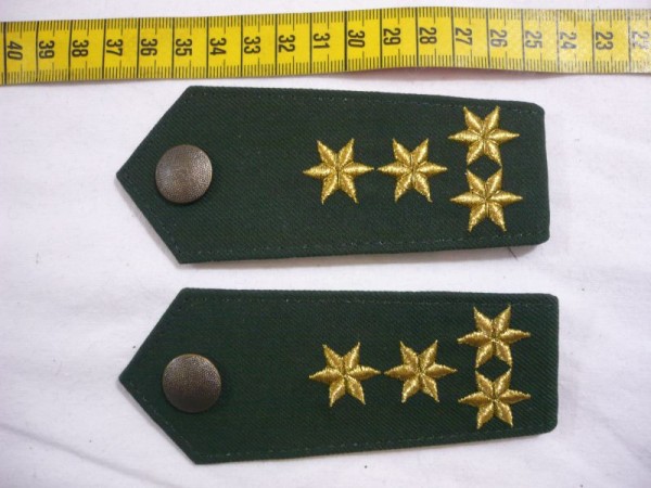 Allgemein: Schulterklappen Polizei grün, 4 Sterne gold, Druckknopf altgold gekörnt
