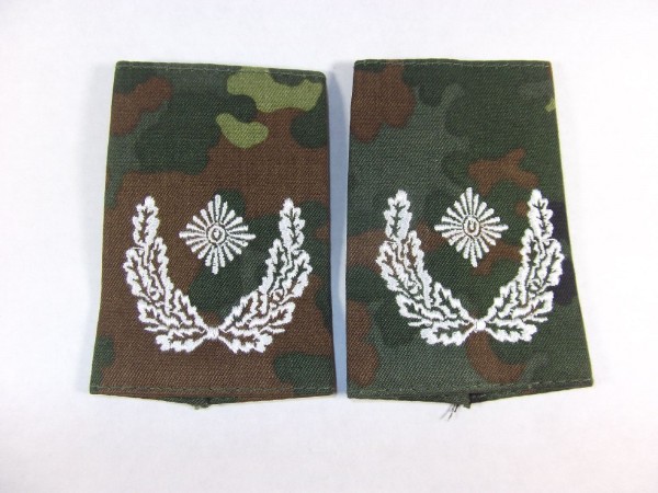 Rangschlaufen Major, weiß auf flecktarn, große Sterne
