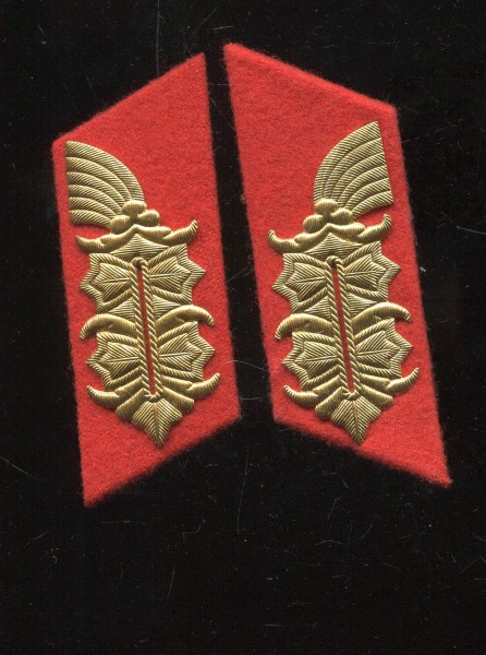 DDR Kragenspiegel Landstreitkräfte NVA General auf rot - schräge Form