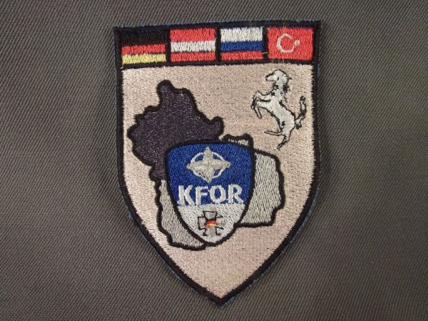 Verbandsabzeichen KFOR, Fahnen der BRD, Österreich, Russland und der Türkei