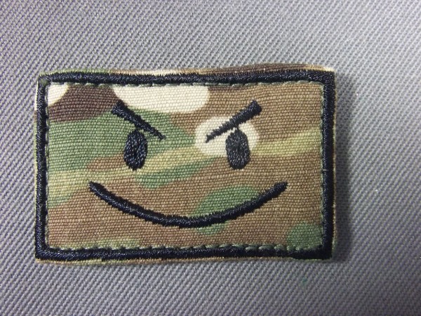 Aufnäher Gesicht auf Tarn mit Klett