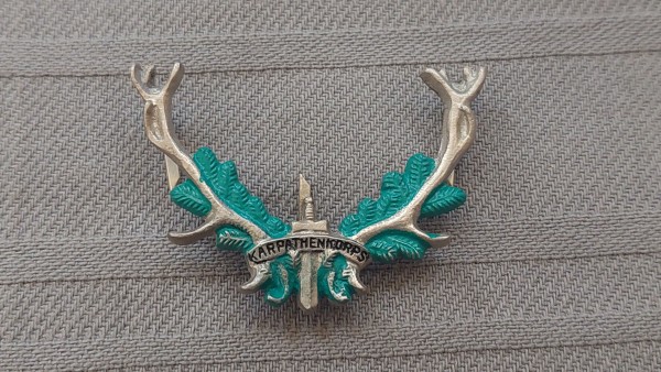 Mützenabzeichen Karpatenkorps, silber das Eichenlaub grün