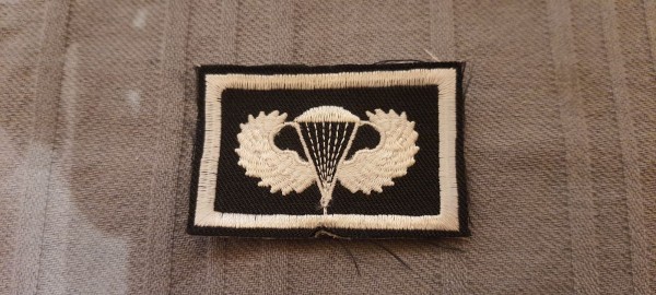 Fallschirmspringerabzeichen US, Basic Parachutist, weiß auf schwarz maschinengestickt