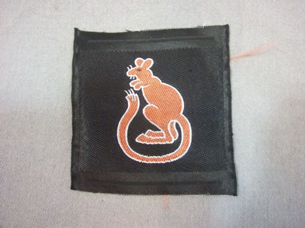 Armabzeichen, Desert Rat, braune Maus auf schwarz, gewebt