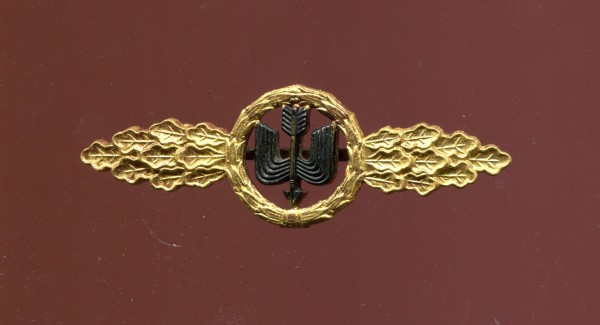 Orden 1939 / 1957 Frontflugspange für Zerstörer und Schlachtflieger in Gold mit Auflage