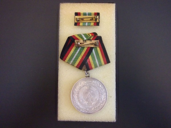 Medaille für treue Dienste in der Nationalen Volksarme, in Silber 900er Silber Punze 10