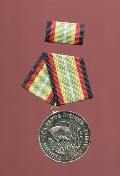 DDR Medaille für treue Dienste in der NVA Silber Bartel 150k