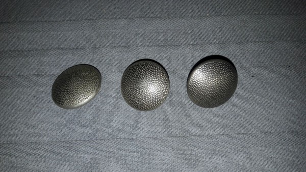 Knopf 21mm gekörnt altsilber lange Öse
