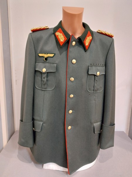Wehrmacht Jacke Heer für einen General mit allen Effekten Größe 56