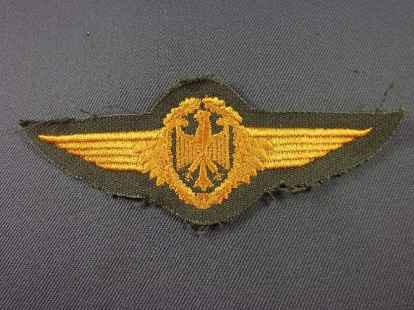 Tätigkeitsabzeichen, Militärluftfahrzeugführer gold auf oliv Flugzeugführer Doppelschwinge