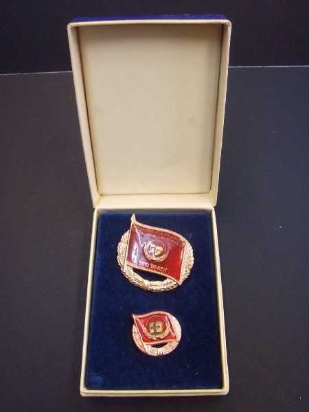 Zum Kampf für die Sache E.Thälmanns u. P.Pieck in Bronze im Etui Bild ist ein Muster !!