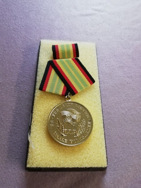 DDR Medaille für treue Dienste in der NVA in Gold Bartel 149k
